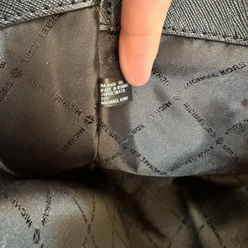 MICHAEL KORS Walsh Saffiano Leather Tote - Picture 3 of 15
